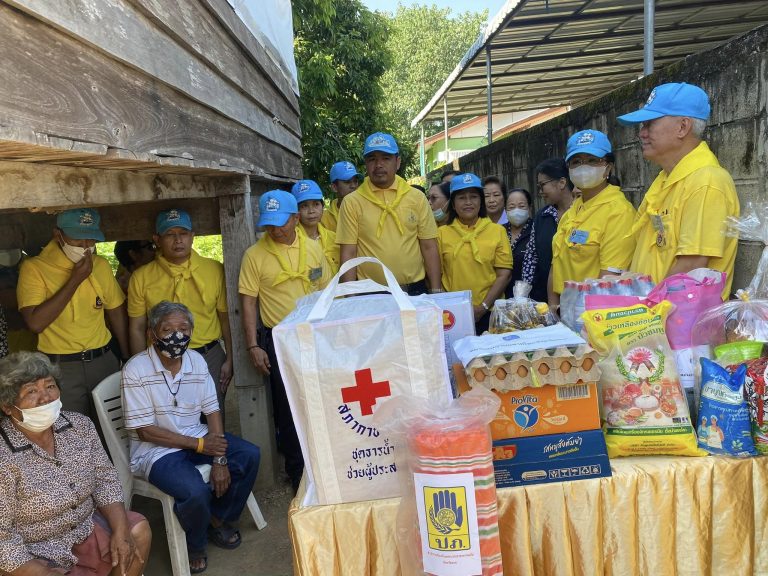 ร่วมกิจกรรมจิตอาสา บริจาคสิ่งของแก่ประชาชน
