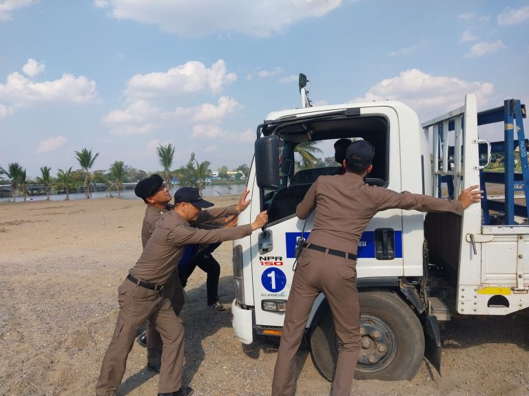ช่วยเหลือรถติดหล่มบริเวณหาดทรายทอง