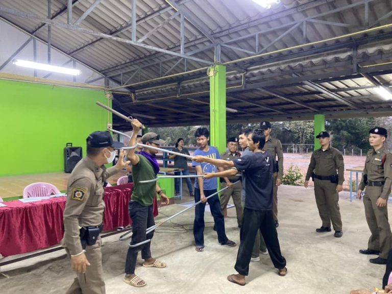 ให้ความรู้ไม้ง่ามแก่ประชาชน