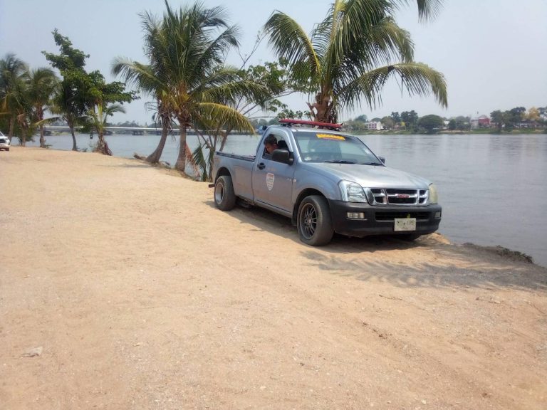 ช่วยเหลือรถติดหล่ม