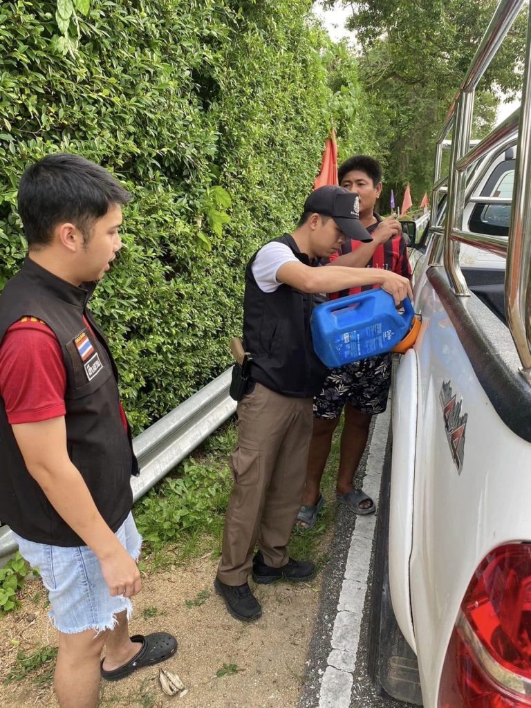 ประชาชนขอความช่วยเหลือรถ กรณีน้ำมันหมด