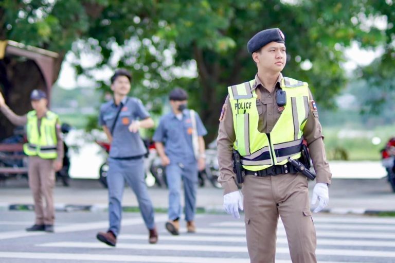 ตำรวจหล่อบอกต่อด้วย อำนวยความสะดวกด้านการจราจรบริเวณหน้าวิทยาลัยเทคนิคตาก