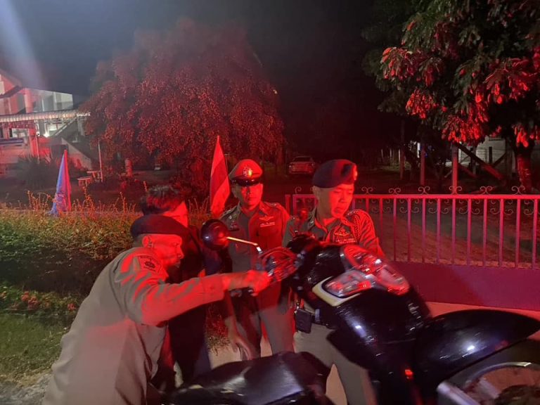 รถจักรยานยนต์ยางรั่วได้ให้การช่วยเหลือประชาชน