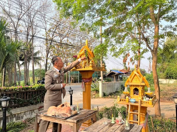 หัวหน้าสถานีไหว้สักการะสิ่งศักดิ์สิทธิ์