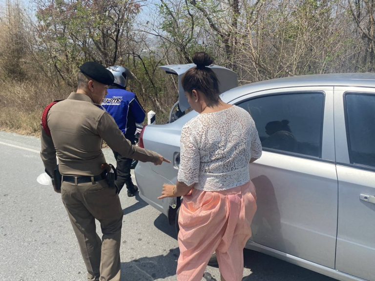 สายตรวจรถยนต์หนองบัวเหนือ “ช่วยเหลือรถน้ำมันหมด”