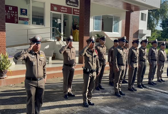 เข้าแถวเชิญธงเคารพธงชาติ ไหว้พระสวดมนต์ กล่าวคำปฏิญาณ