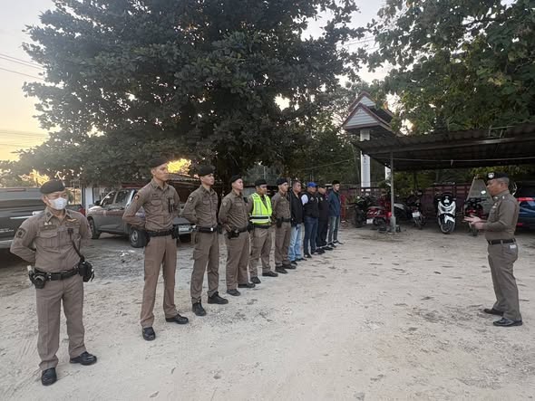 ปล่อยแถวชี้แจงภารกิจเรื่องการตรวจค้นเครือข่ายยาเสพติดในเช้านี้ 26 ธ.ค.68